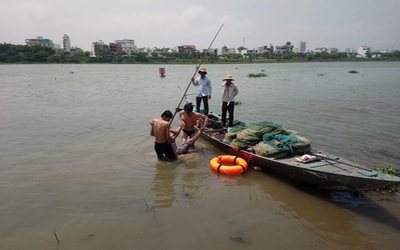 Phát hiện thi thể bà lão ăn xin dưới sông Gianh