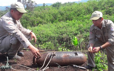 Bất ngờ phát hiện bom còn nguyên ngòi nổ ở khu vực biên giới