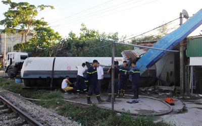 Tàu khách hất văng xe bồn chở gas gần chục mét