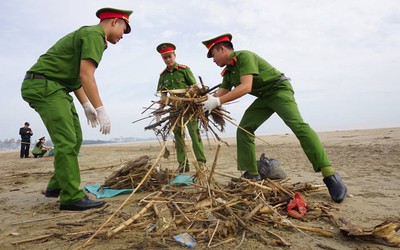 Các chiến sĩ công an chung tay bảo vệ môi trường biển