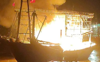 Nghệ An: Nửa đêm tàu cá đang neo đậu gần bờ bốc cháy dữ dội