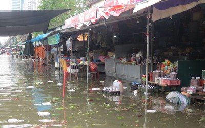 Chợ Vinh ngập sâu sau mưa lớn, tiêu thương trắng đêm chuyển hàng