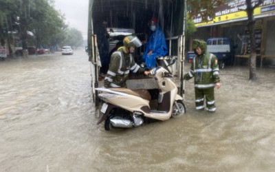 Công an Tp.Vinh dầm mình, giúp dân trên các tuyến đường ngập sâu