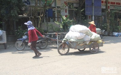 Người dân quay quắt mưu sinh dưới cái nắng trên 40 độ C