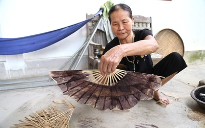 Cặp vợ chồng đau đáu với nghề quạt giấy thủ công
