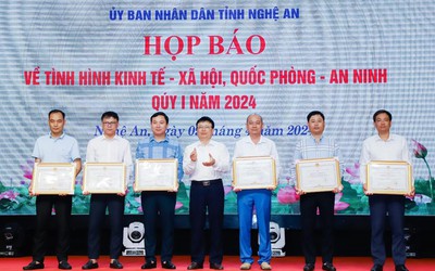 Nghệ An tặng bằng khen Trưởng VPĐD miền Trung của Tạp chí Đời sống & Pháp luật