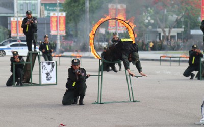 Mãn nhãn cảnh sát cơ động biểu diễn tuyệt kỹ trong trấn áp tội phạm