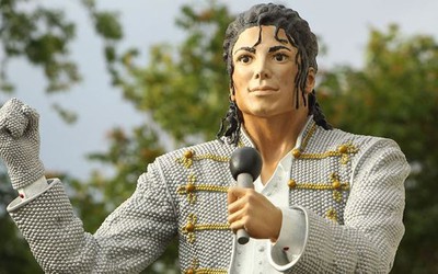 Tượng Michael Jackson bị di dời, làn sóng tẩy chay khắp nơi sau phim tố ấu dâm