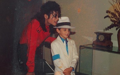 Hình tượng Michael Jackson đang dần sụp đổ sau bê bối lạm dụng tình dục trẻ em