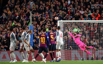 Messi bị phát hiện gian lận khi lập siêu phẩm vào lưới Liverpool