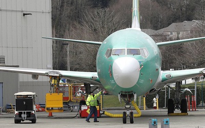 Boeing và 737 Max bất ngờ đối mặt "sóng dữ"