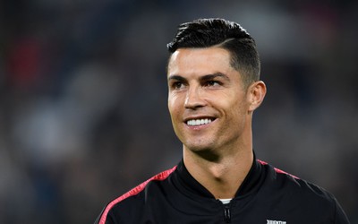 Ronaldo trở thành tỷ phú đầu tiên trong làng bóng đá thế giới