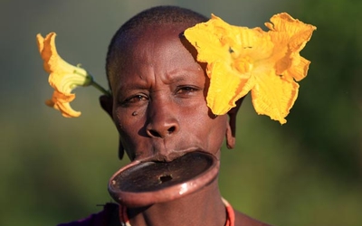 Trào lưu làm đẹp kinh dị: Hãi hùng tục đeo đĩa vào môi của phụ nữ Ethiopia