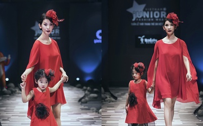 Siêu mẫu Xuân Lan hạnh phúc nắm tay bé Thỏ trở lại sàn catwalk