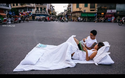 Chụp ảnh vi phạm văn minh nơi công cộng: Phản cảm cảnh “chăn gối giữa đường” và hệ lụy từ sự lệch lạc trong ứng xử với cộng đồng