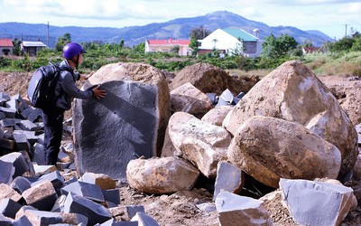 Núp bóng cải tạo đất để khai thác đá trái phép