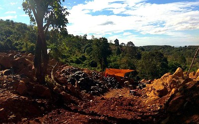 Bắt quả tang đối tượng khai thác khoáng sản trái phép