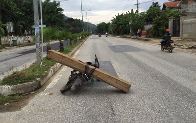 Kon Tum: Vận chuyển gỗ bằng xe máy, một thanh niên bị đè chết