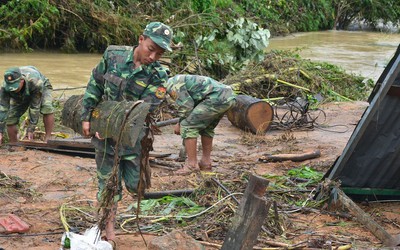 Kon Tum: Lũ quét bất ngờ nhấn chìm hàng chục nhà dân trong đêm