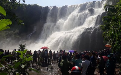 Hàng trăm người tìm kiếm 3 thanh niên bị nước cuốn trôi