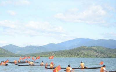 Độc đáo hội đua thuyền độc mộc trên sông Pô Cô