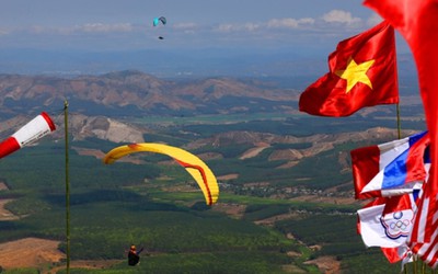 Kon Tum: Chinh phục giải dù lượn khám phá đại ngàn