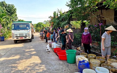 Gia Lai: Bộ đội huy động xe chở nước hỗ trợ người dân vùng hạn