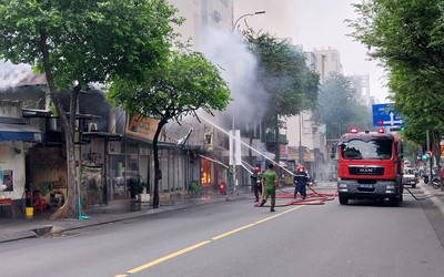 Tp.HCM: Tiệm bán tranh bất ngờ bốc cháy tại quận 1