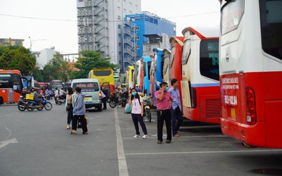 Giá xăng dầu giảm: Mở "nút thắt" cho doanh nghiệp vận tải, tài xế công nghệ