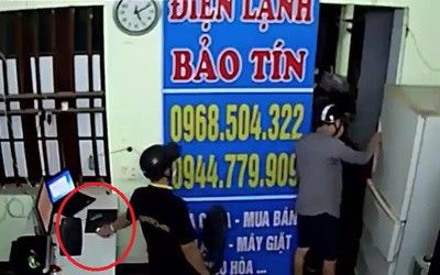 Clip: Trộm dàn cảnh, 'cuỗm' 2 điện thoại và laptop trong 30 giây