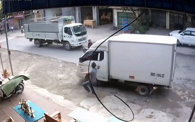 Clip: Quên khóa phanh, xe tải trôi giữa đường rồi tông vào xe khách