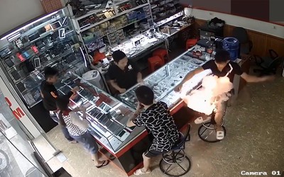 Clip: Pin điện thoại bất ngờ phát nổ ngay trên tay nam thanh niên