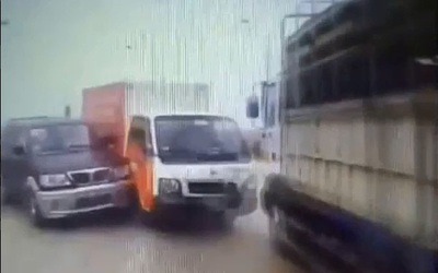 Clip: Kinh hoàng khoảnh khắc 4 ô tô tông nhau trên cầu Thăng Long