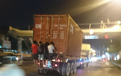 Clip: Hoảng hồn cảnh 4 thanh niên đu bám sau thùng xe container đang chạy