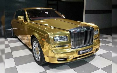 Clip: Triệu phú "chơi lớn" khi dùng Rolls-Royce Phantom vàng óng làm taxi