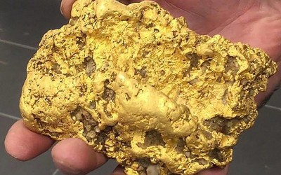 Dò kim loại, người đàn ông may mắn đào được cục vàng khủng nặng 2kg