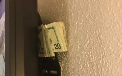 Người đàn ông bất ngờ tìm thấy tiền giấu sau tivi trong khách sạn