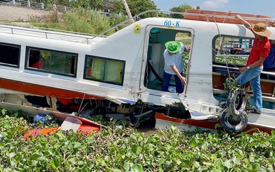 Tàu du lịch va chạm phà trên sông Tiền khiến 3 người bị thương nặng