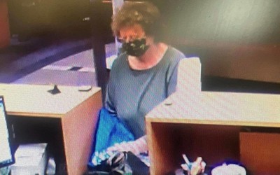 Bị lừa tiền trên mạng, cụ bà 74 tuổi mang súng đi cướp ngân hàng