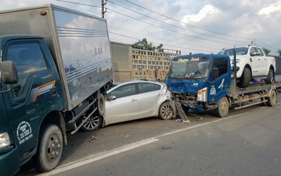 Ô tô tải gây tai nạn liên hoàn, Quốc lộ 22 kẹt cứng