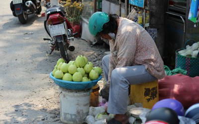 Kênh Nước Đen ô nhiễm: "Cứu" đủ kiểu vẫn đen và hôi