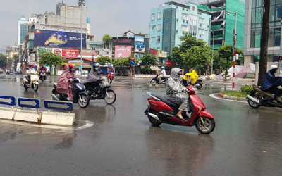 Đường phố Hà thành được "giải khát" sau cơn mưa rào chóng vánh