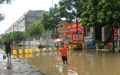 Hàng loạt biệt thự "ngắc ngoải" sau cơn mưa lớn ở Hà Nội