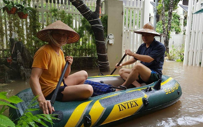 Những khoảnh khắc cười ra nước mắt ngày Hà Nội ngập lụt