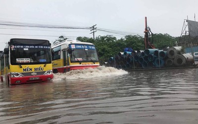 Hà Nội: Nhiều tuyến phố ngập sâu do ảnh hưởng hoàn lưu bão số 3