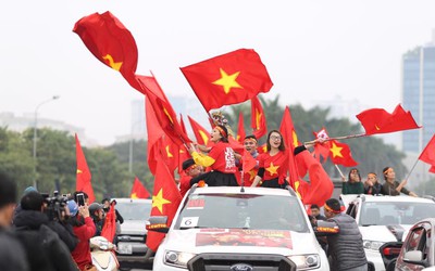 “Sốt xình xịch” với vần thơ tiếp sức đội tuyển Việt Nam “Hành trình chinh phục ngôi vương”