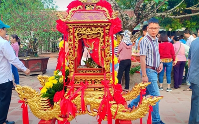 Khai ấn đền Trần: Giờ G chưa tới, nhiều người dân đã “dúi” tiền vào kiệu Ấn