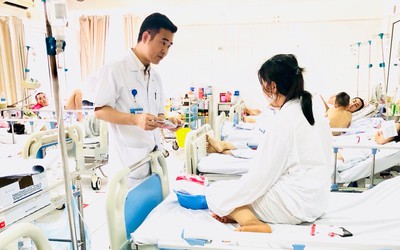 Cấp cứu thành công nữ phụ hồ rơi từ tầng 2 xuống đất, bị vật sắc cắt ngang vùng hạ họng