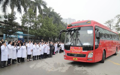 Bệnh nhân ung thư về quê đón Tết trên chuyến xe yêu thương