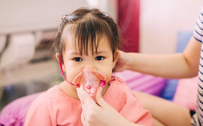 Trẻ bị bệnh hô hấp khi giao mùa có nên tự ý sử dụng kháng sinh?